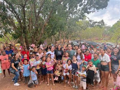 Notícia destaque: 'Festa bonita, em comemoração às crianças, à família e ao amor', disse Gisela em entrega brinquedos no Barreiro Branco